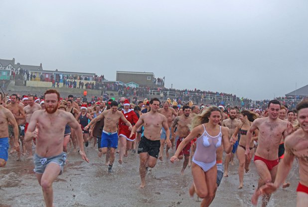 Χριστούγεννα με βουτιές στα παγωμένα νερά σ' ολόκληρο τον πλανήτη [εικόνες & βίντεο] | iefimerida.gr 3
