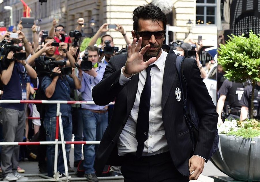 Τσάμπιονς Λιγκ: Κοστούμι vs τζην πουκάμισο - Το διαφορετικό στιλ για Γιουβέντους και Μπάρτσα [εικόνες] | iefimerida.gr 1