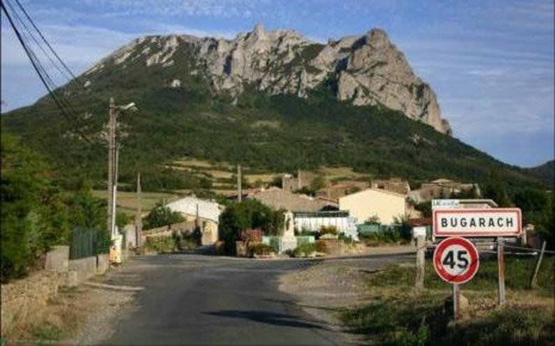 Μπουγκαράς, το γαλλικό χωριό που θα σωθεί από το τέλος του κόσμου [εικόνες] | iefimerida.gr 1