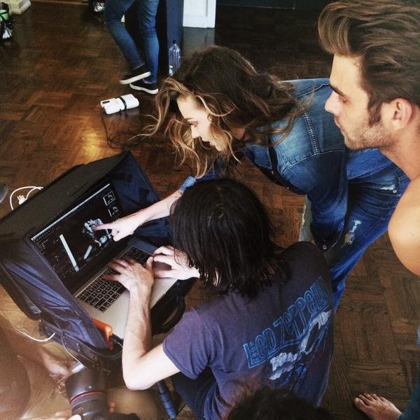 Eίναι καυτό αλλά δεν είναι αυτό που νομίζετε: Η νέα διαφημιστική καμπάνια με πρωταγωνίστρια την Μιράντα Κερ [εικόνες&βίντεο] | iefimerida.gr 5