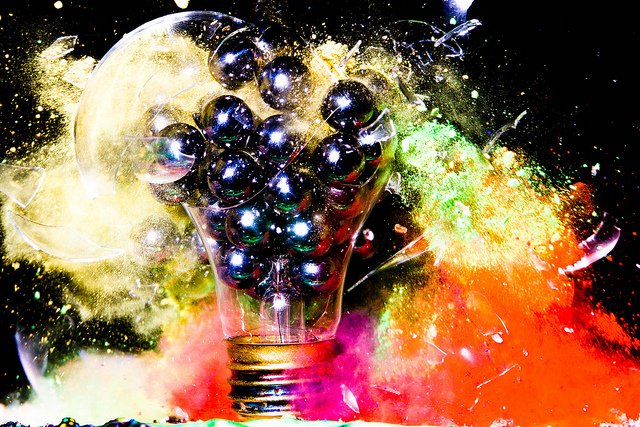 Πολύχρωμες εκρήξεις: Εκκεντρικός φωτογράφος σπάει λάμπες και κάνει τέχνη [εικόνες] | iefimerida.gr 0