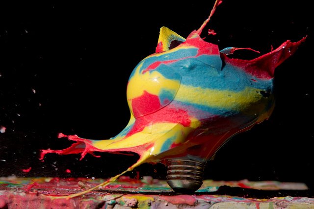 Πολύχρωμες εκρήξεις: Εκκεντρικός φωτογράφος σπάει λάμπες και κάνει τέχνη [εικόνες] | iefimerida.gr 2