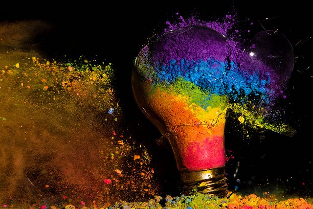 Πολύχρωμες εκρήξεις: Εκκεντρικός φωτογράφος σπάει λάμπες και κάνει τέχνη [εικόνες] | iefimerida.gr 3