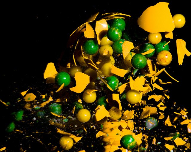 Πολύχρωμες εκρήξεις: Εκκεντρικός φωτογράφος σπάει λάμπες και κάνει τέχνη [εικόνες] | iefimerida.gr 5