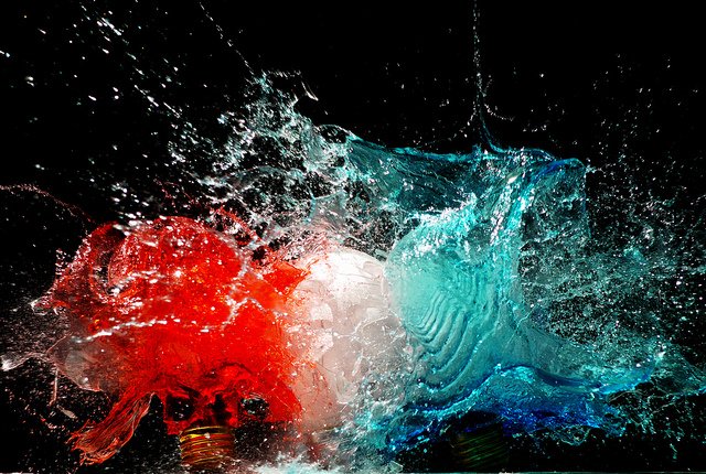 Πολύχρωμες εκρήξεις: Εκκεντρικός φωτογράφος σπάει λάμπες και κάνει τέχνη [εικόνες] | iefimerida.gr 6