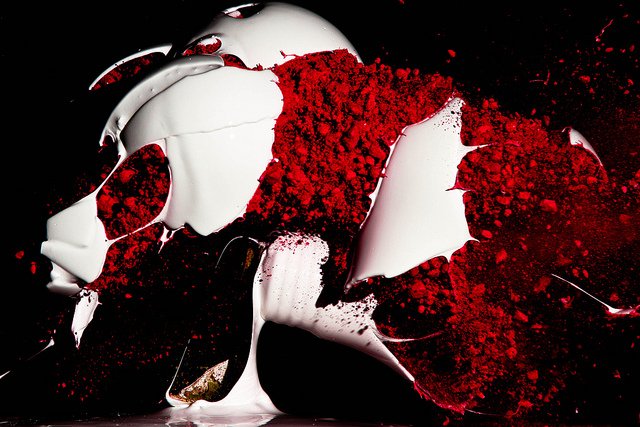 Πολύχρωμες εκρήξεις: Εκκεντρικός φωτογράφος σπάει λάμπες και κάνει τέχνη [εικόνες] | iefimerida.gr 7