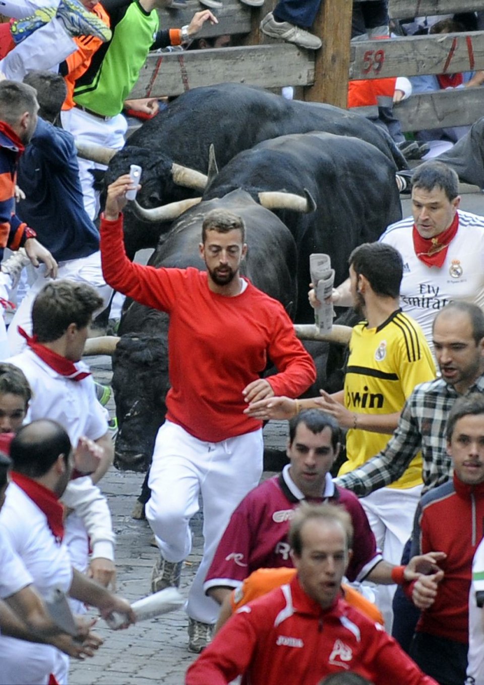 H πιο ηλίθια selfie όλων των εποχών -Σήκωσε το κινητό του για να φωτογραφίσει τη στιγμή που τον κυνηγούσαν ταύροι [εικόνα] | iefimerida.gr 0