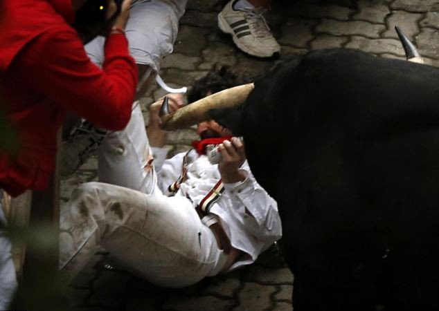 Δάσκαλε που δίδασκες: Εγραψε οδηγό επιβίωσης από τους ταύρους στην Παμπλόνα, αλλά  τραυματίστηκε από τα κέρατά τους [εικόνες] | iefimerida.gr 0