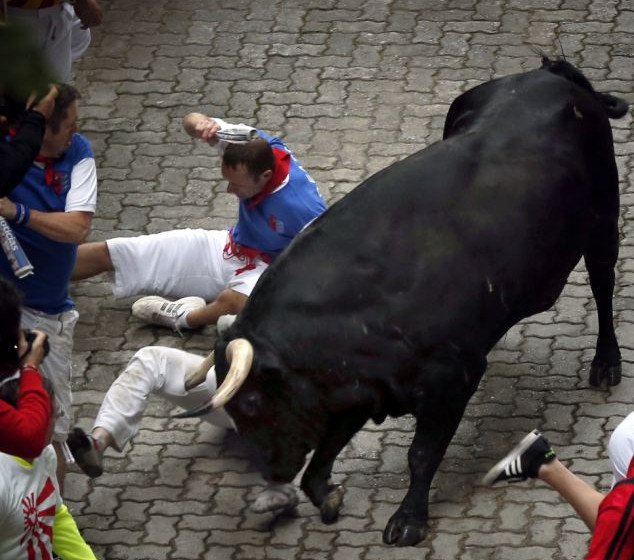 Δάσκαλε που δίδασκες: Εγραψε οδηγό επιβίωσης από τους ταύρους στην Παμπλόνα, αλλά  τραυματίστηκε από τα κέρατά τους [εικόνες] | iefimerida.gr 1