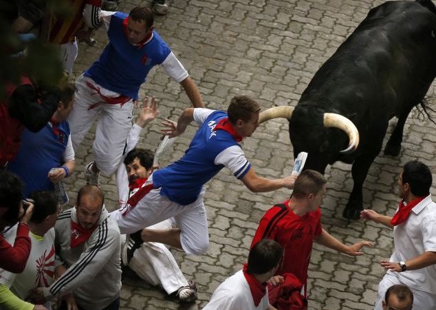 Δάσκαλε που δίδασκες: Εγραψε οδηγό επιβίωσης από τους ταύρους στην Παμπλόνα, αλλά  τραυματίστηκε από τα κέρατά τους [εικόνες] | iefimerida.gr 2