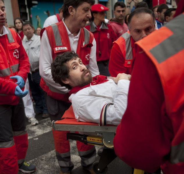 Δάσκαλε που δίδασκες: Εγραψε οδηγό επιβίωσης από τους ταύρους στην Παμπλόνα, αλλά  τραυματίστηκε από τα κέρατά τους [εικόνες] | iefimerida.gr 3