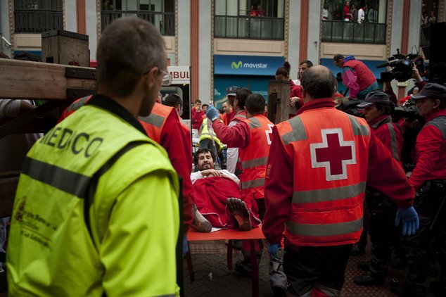 Δάσκαλε που δίδασκες: Εγραψε οδηγό επιβίωσης από τους ταύρους στην Παμπλόνα, αλλά  τραυματίστηκε από τα κέρατά τους [εικόνες] | iefimerida.gr 4