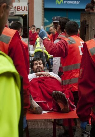 Δάσκαλε που δίδασκες: Εγραψε οδηγό επιβίωσης από τους ταύρους στην Παμπλόνα, αλλά  τραυματίστηκε από τα κέρατά τους [εικόνες] | iefimerida.gr 5