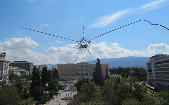 Η ιστορία του παράθυρου που ράγισε από σφαίρα στο Υπουργείο Οικονομικών το 2010 – Ο Στουρνάρας αποφάσισε τώρα να το αλλάξει | iefimerida.gr 1