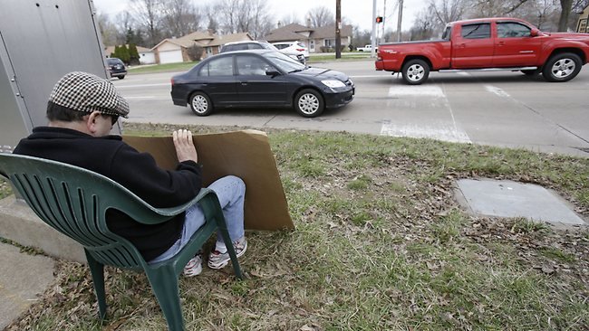 Η πιο περίεργη τιμωρία: Του ζήτησαν να καθίσει σε κεντρικό δρόμο και να κρατάει πινακίδα «Είμαι νταής» [εικόνες] | iefimerida.gr 0