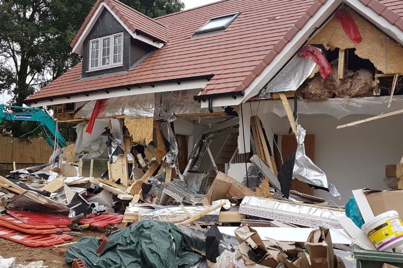 Χρωστούσαν λεφτά στον οικοδόμο κι εκείνος πήρε τη μπουλντόζα και τους γκρέμισε τα σπίτια! [εικόνες & βίντεο]  | iefimerida.gr 0