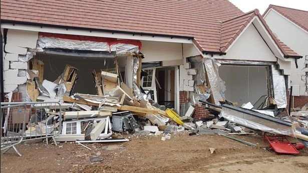 Χρωστούσαν λεφτά στον οικοδόμο κι εκείνος πήρε τη μπουλντόζα και τους γκρέμισε τα σπίτια! [εικόνες & βίντεο]  | iefimerida.gr 1