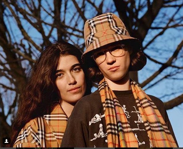 Η Burberry αλλάζει τα χρώματα στο διάσημο καρό της για χάρη της LGBΤ κοινότητας [εικόνες] | iefimerida.gr 1