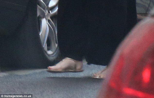 Ζιζέλ: Φόρεσε μπούρκα και πήγε κρυφά σε πλαστικό χειρουργό [εικόνες]  | iefimerida.gr 2