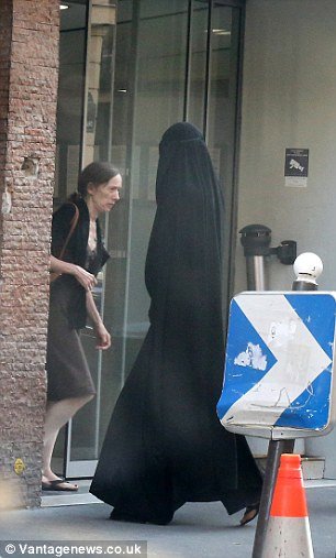 Ζιζέλ: Φόρεσε μπούρκα και πήγε κρυφά σε πλαστικό χειρουργό [εικόνες]  | iefimerida.gr 5