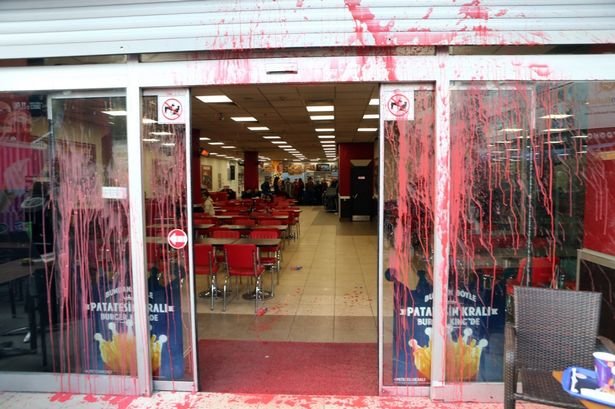 Κατακραυγή: Διευθυντής των Burger King ξυλοκόπησε πεινασμένο αγοράκι | iefimerida.gr 1