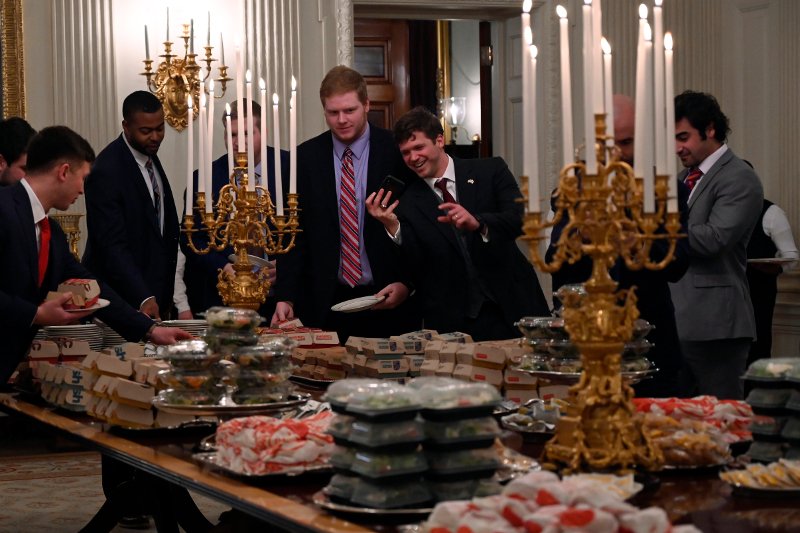 Το περίεργο τραπέζι του Ντόναλντ Τραμπ στον Λευκό Οίκο -Παρήγγειλε 300 μπέργκερ [εικόνες] | iefimerida.gr 4