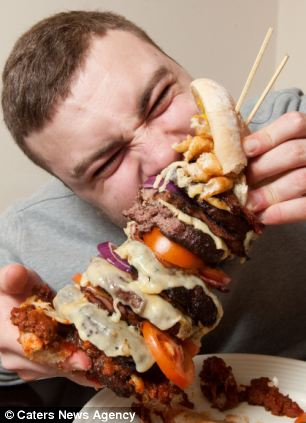 Ποιος αντέχει να φάει ένα burger ύψους 30 εκατοστών με 7000 θερμίδες [εικόνες] | iefimerida.gr 1