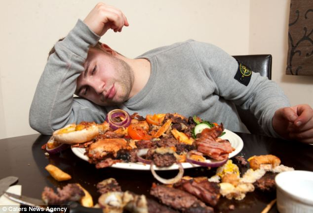 Ποιος αντέχει να φάει ένα burger ύψους 30 εκατοστών με 7000 θερμίδες [εικόνες] | iefimerida.gr 2