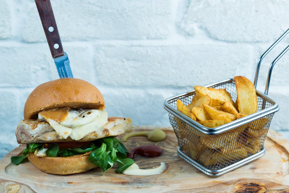 La Esquina: Ενα μικρό μπαρ στο Κολωνάκι κάνει τα καλύτερα burgers [εικόνες] | iefimerida.gr 6