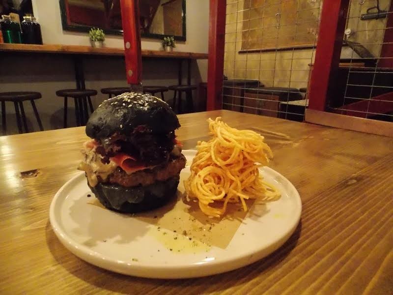 Σε αυτό το μαγαζί στη Θεσσαλονίκη φτιάχνουν μαύρα, κόκκινα και πράσινα burger! [εικόνες]  | iefimerida.gr 0