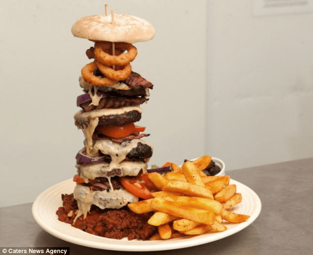 Ποιος αντέχει να φάει ένα burger ύψους 30 εκατοστών με 7000 θερμίδες [εικόνες] | iefimerida.gr 0
