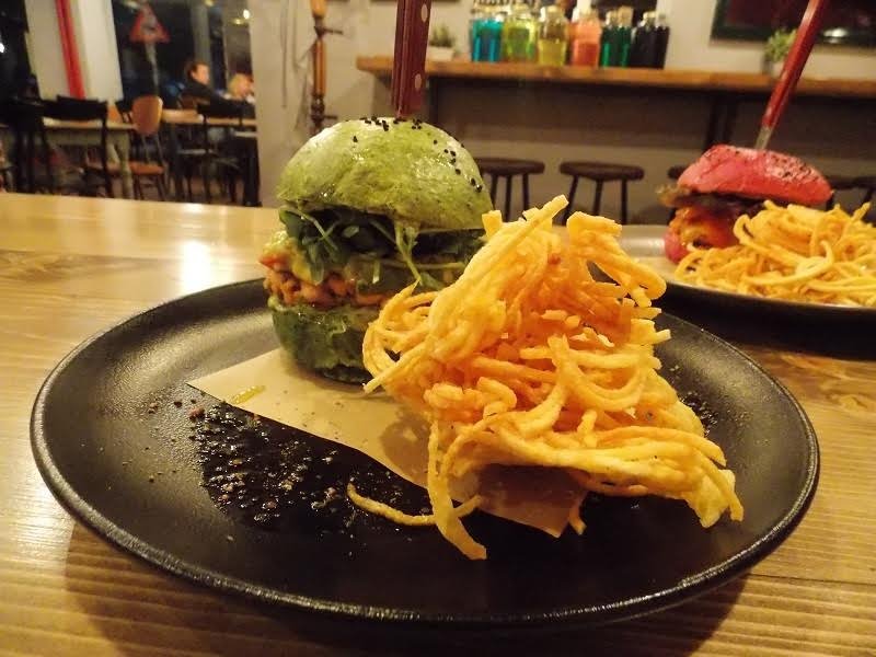 Σε αυτό το μαγαζί στη Θεσσαλονίκη φτιάχνουν μαύρα, κόκκινα και πράσινα burger! [εικόνες]  | iefimerida.gr 1