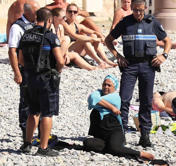 Νίκαια: Αστυνομικοί αναγκάζουν μουσουλμάνα να βγάλει το μπουρκίνι και εκείνη γδύνεται στην παραλία [εικόνες] | iefimerida.gr 3