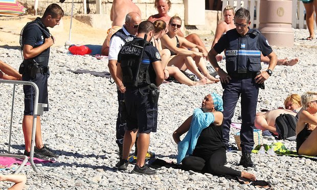 Νίκαια: Αστυνομικοί αναγκάζουν μουσουλμάνα να βγάλει το μπουρκίνι και εκείνη γδύνεται στην παραλία [εικόνες] | iefimerida.gr 5