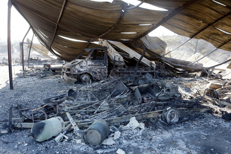 Τουρίστες φεύγουν όπως όπως από τις παραλίες, φλόγες ξεπηδούν από παντού -Tεράστια φωτιά στη Γαλλική Ριβιέρα [εικόνες] | iefimerida.gr 3