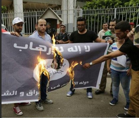 Οργισμένοι μουσουλμάνοι αντιδρούν στο Ισλαμικό Κράτος: «Κάψτε τη σημαία τους» η νέα μόδα στο Twitter [εικόνες&βίντεο] | iefimerida.gr 0