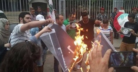 Οργισμένοι μουσουλμάνοι αντιδρούν στο Ισλαμικό Κράτος: «Κάψτε τη σημαία τους» η νέα μόδα στο Twitter [εικόνες&βίντεο] | iefimerida.gr 1