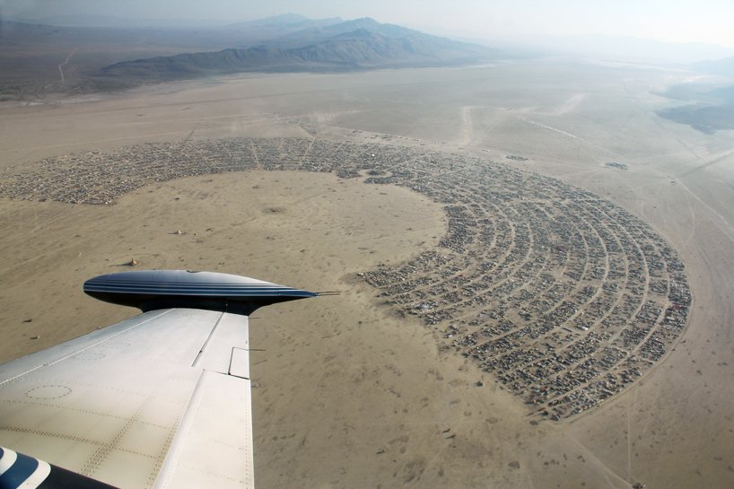 Ιnstallation: Χτίζουν μία πόλη μέσα στην έρημο και της βάζουν φωτιά [εικόνες]  | iefimerida.gr 0