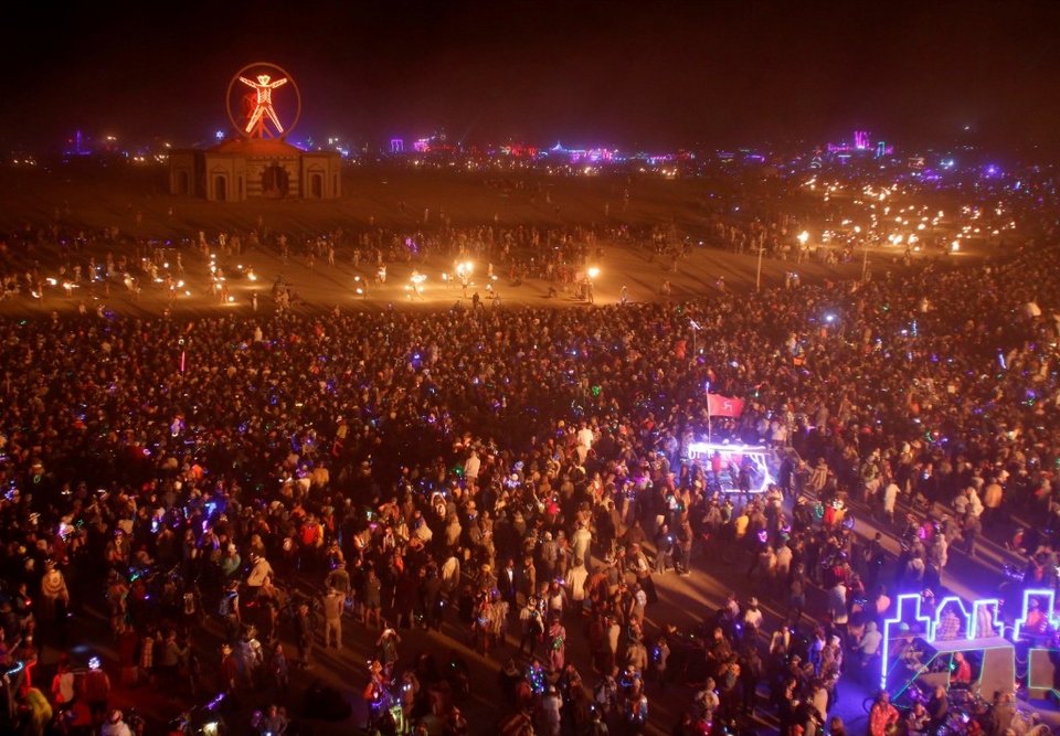 Ιnstallation: Χτίζουν μία πόλη μέσα στην έρημο και της βάζουν φωτιά [εικόνες]  | iefimerida.gr 1