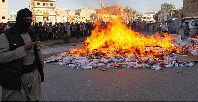 Ντοκουμέντο φρίκης: Τζιχαντιστές σταυρώνουν «λαθρεμπόρους» τσιγάρων [εικόνες]  | iefimerida.gr 2