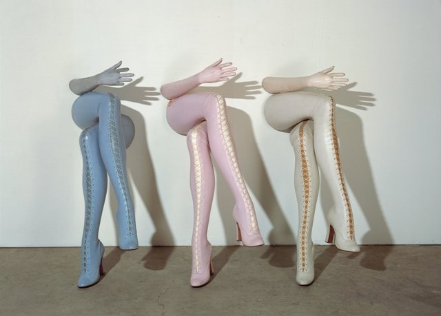 Η εικόνα που προκάλεσε σάλο: Η σύντροφος του Αμπράμοβιτς κάθεται πάνω σε γυμνή μαύρη κοπέλα που κάνει την καρέκλα [εικόνα] | iefimerida.gr 10