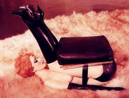 Η εικόνα που προκάλεσε σάλο: Η σύντροφος του Αμπράμοβιτς κάθεται πάνω σε γυμνή μαύρη κοπέλα που κάνει την καρέκλα [εικόνα] | iefimerida.gr 5