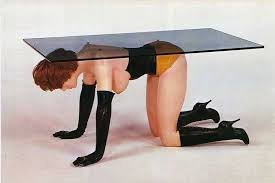 Η εικόνα που προκάλεσε σάλο: Η σύντροφος του Αμπράμοβιτς κάθεται πάνω σε γυμνή μαύρη κοπέλα που κάνει την καρέκλα [εικόνα] | iefimerida.gr 6