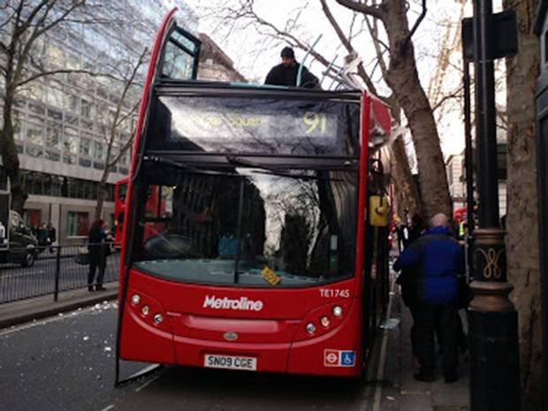 Λονδίνο: Δέντρο «ξύρισε» την οροφή διώροφου λεωφορείου [εικόνες & βίντεο] | iefimerida.gr 1