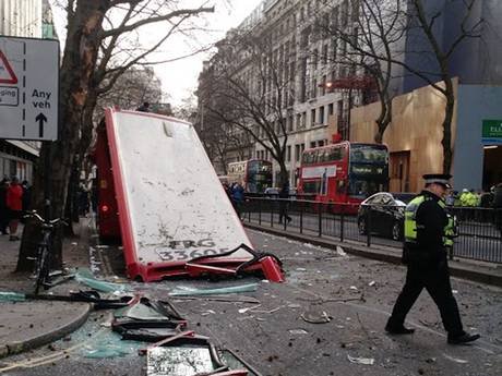 Λονδίνο: Δέντρο «ξύρισε» την οροφή διώροφου λεωφορείου [εικόνες & βίντεο] | iefimerida.gr 0