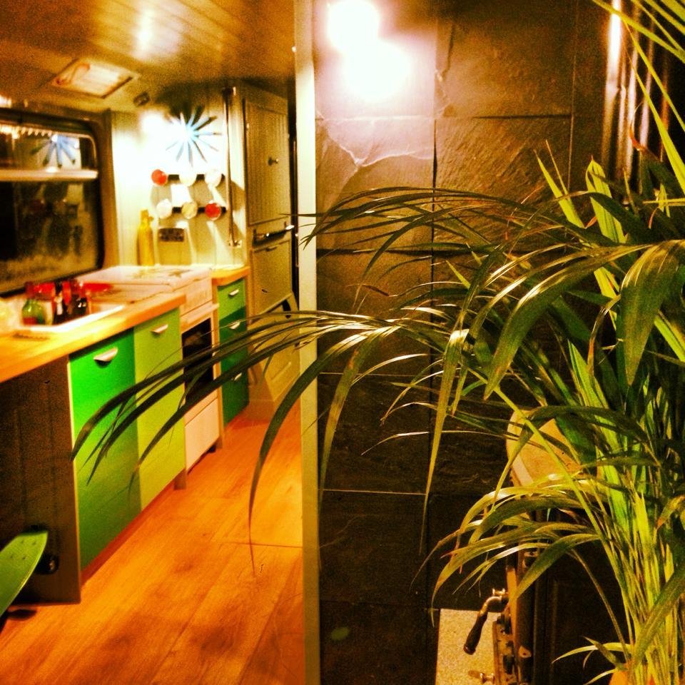 Αγόρασε ένα λεωφορείο στο eBay και το έκανε υπέροχο ξενοδοχείο [εικόνες] | iefimerida.gr 9