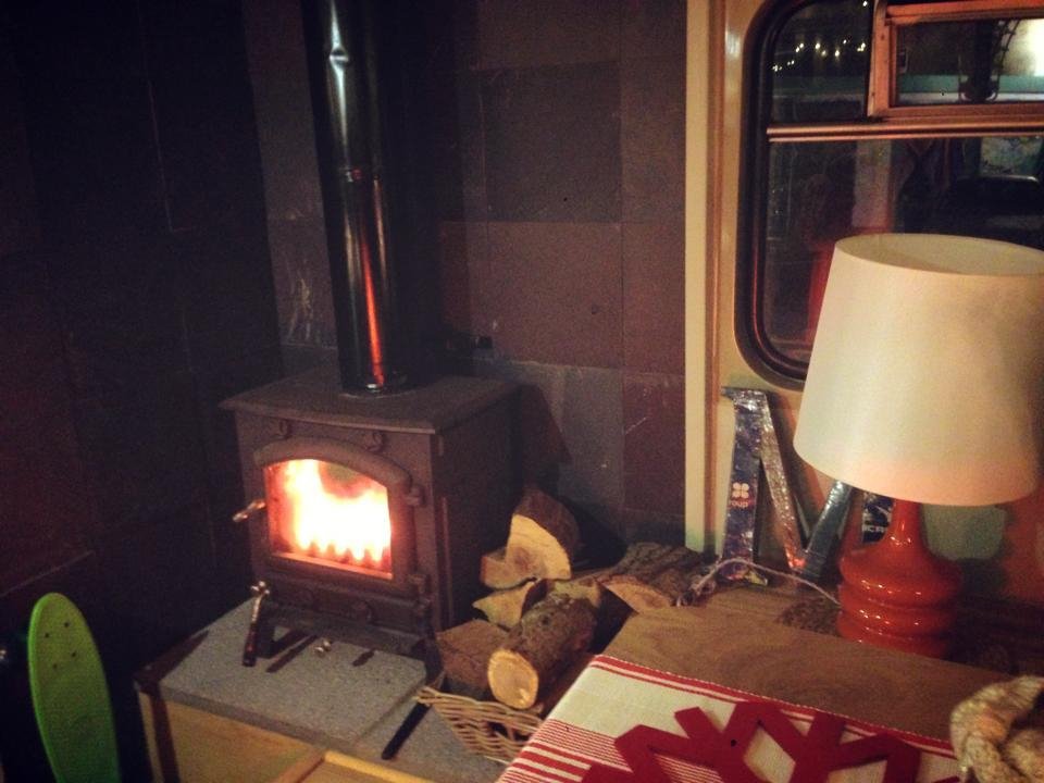 Αγόρασε ένα λεωφορείο στο eBay και το έκανε υπέροχο ξενοδοχείο [εικόνες] | iefimerida.gr 11