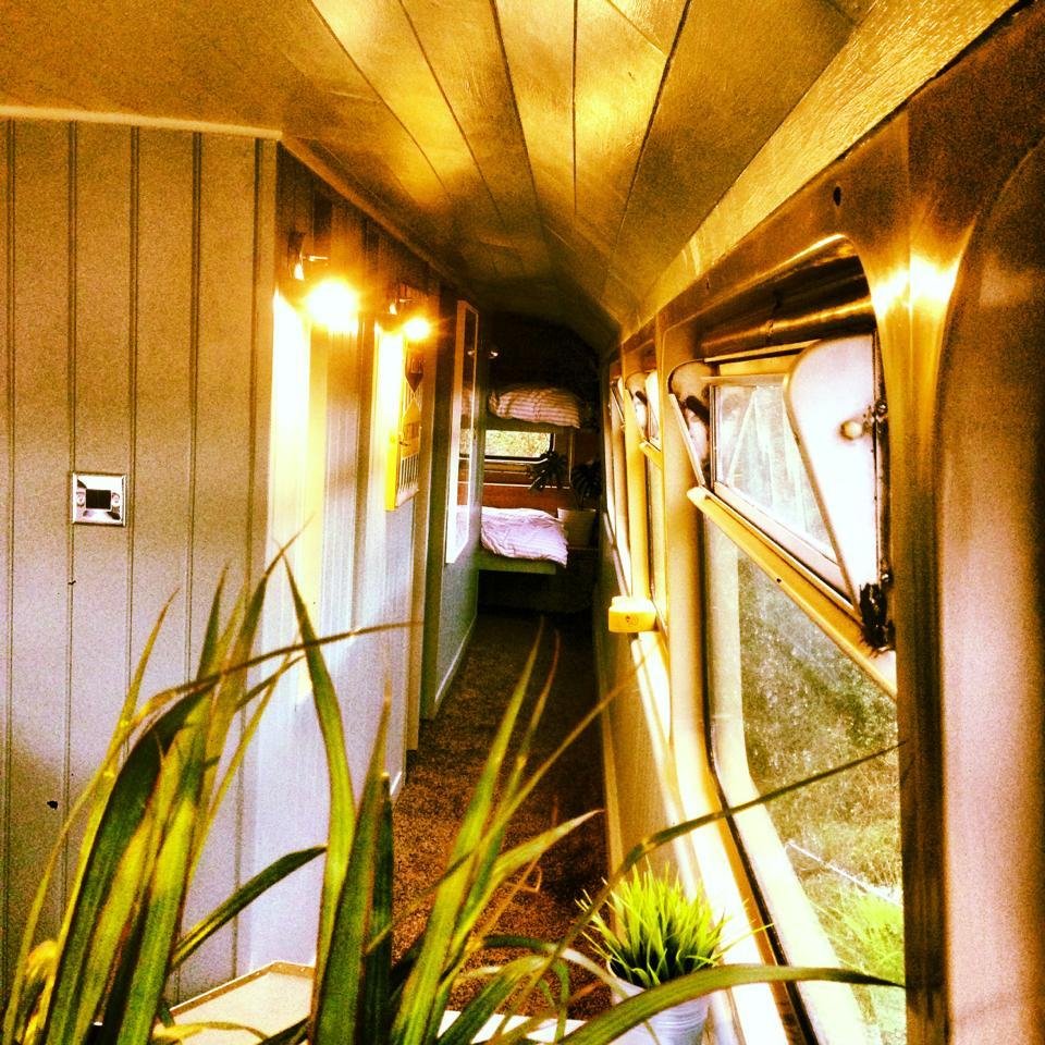 Αγόρασε ένα λεωφορείο στο eBay και το έκανε υπέροχο ξενοδοχείο [εικόνες] | iefimerida.gr 12