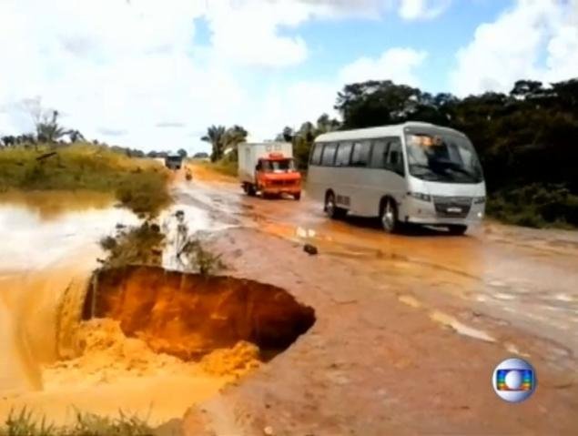 Απίστευτο περιστατικό: Κρατήρας στο δρόμο «κατάπιε» λεωφορείο και μετά το παρέσυρε το ρέμα [εικόνες & βίντεο] | iefimerida.gr 0
