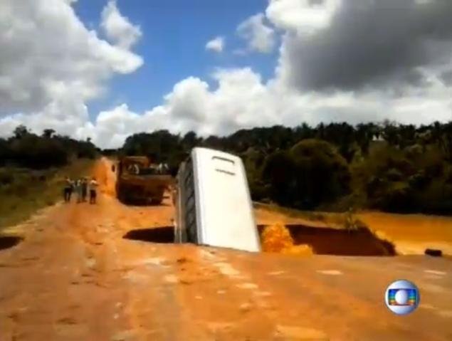 Απίστευτο περιστατικό: Κρατήρας στο δρόμο «κατάπιε» λεωφορείο και μετά το παρέσυρε το ρέμα [εικόνες & βίντεο] | iefimerida.gr 1